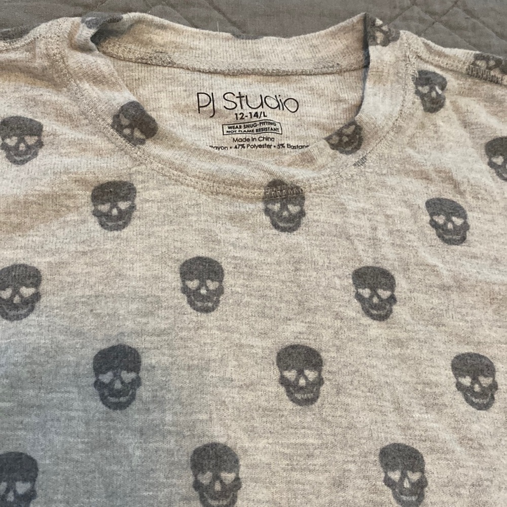 PJ Studio skull pajamas 12-14 boys girls super soft gray new without tags sleep